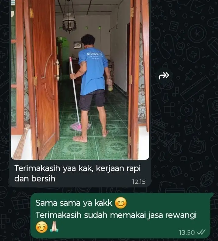 Tangkapan layar chat WhatsApp: foto runner Rewangi berkaus biru sedang mengepel lantai, dengan pesan pelanggan: Terimakasih yaa kak, kerjaan rapi dan bersih