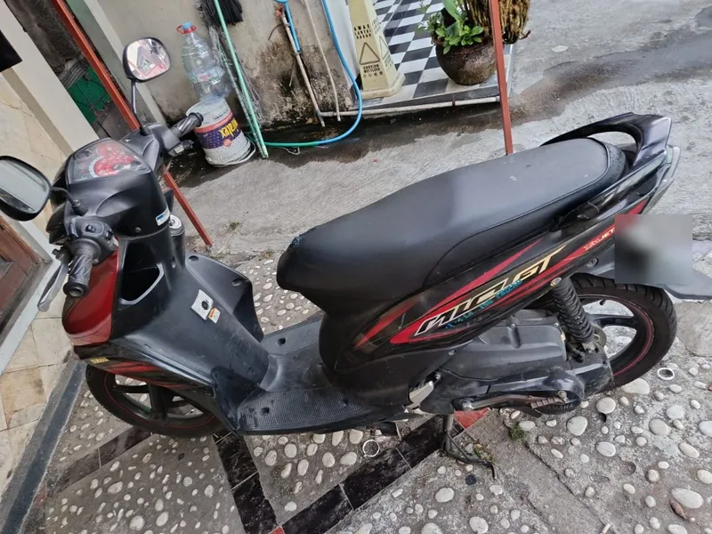Hasil: motor matic hitam-merah bersih setelah dicuci