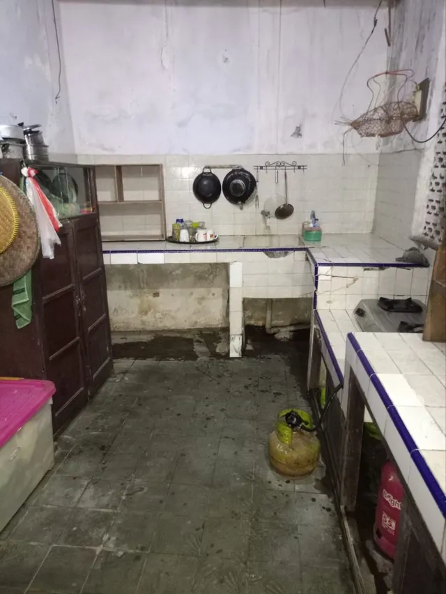 Sesudah: meja keramik dapur lega, wajan dan peralatan tergantung di dinding
